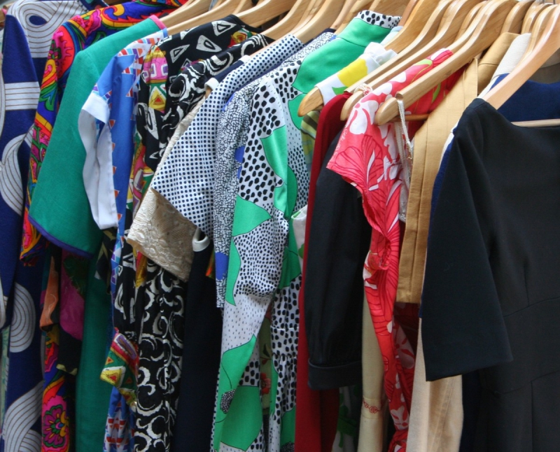 vitrine-UTELLE-min_dresses_apparel_clothing_clothes_clothes_hangers_wooden_hangers_retail_shop_closet-1149845