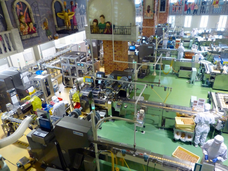 vitrine-UTELLE-min_japan_sapporo_chocolate_factory_label_packaging_cookie_machine_operators-961509